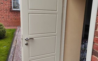 дверь наружная для загородного дома
