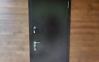 входная антивандальная дверь установленная в деревянный загородный доме