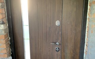 металлическая полуторная дверь со стеклом