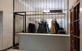 решетчатая конструкция с дверью
