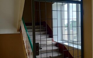 решетчатая дверь с одним замком для чердачного помещения