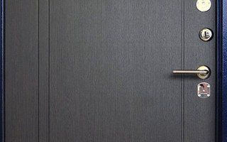 стальная дверь в коттедж с декоративной ковкой, внутренняя сторона