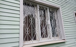 металлическая решетка с распашной створкой от производителя